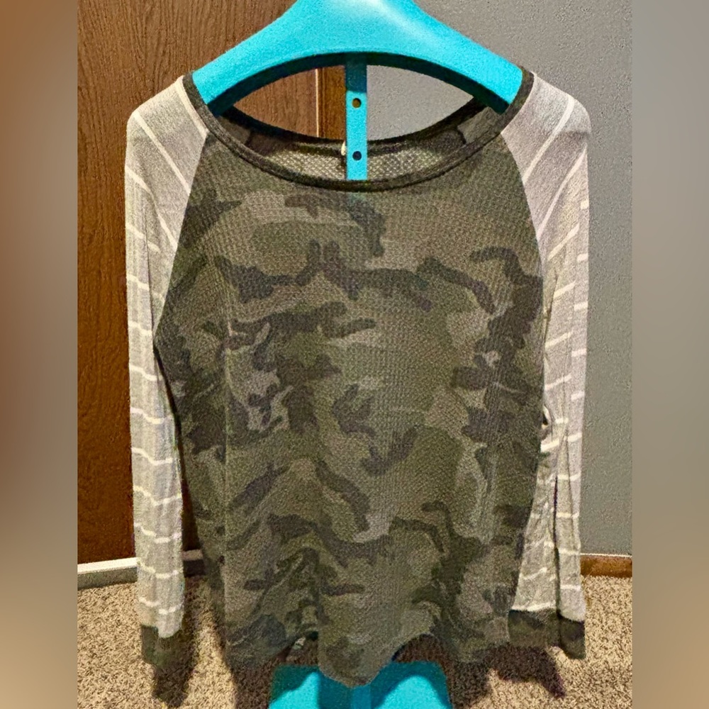 💜 BOGO Ladies Camouflage/ Striped Long Sleeve Shirt - size XL